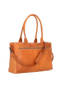 Bolso tote de cuero marrón con asas dobles, una correa de hombro ajustable y un bolsillo frontal con cremallera. Textura suave con costuras visibles.