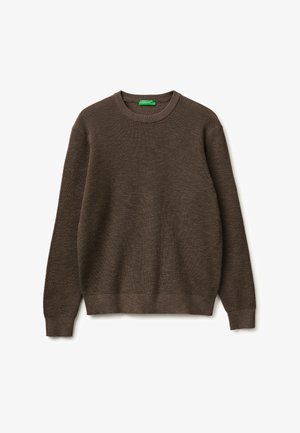 Pull marron en maille à col rond, manches longues, poignets, ourlet et encolure côtelés, posé à plat sur fond blanc.