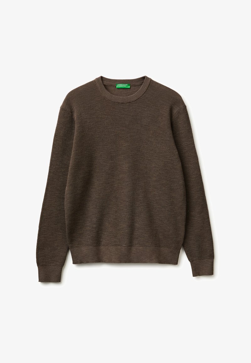 Pull marron en maille à col rond, manches longues, poignets, ourlet et encolure côtelés, posé à plat sur fond blanc.