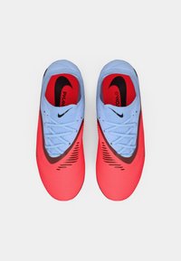Chaussures de football rouges et bleu clair avec des tiges texturées, des accents noirs, des perforations sur les côtés et un système de laçage. Logo de la marque sur le côté.