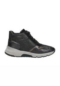 Zwarte hoge sneakers met een gestructureerde bovenkant, van leer en suède, met metalen accenten en een dikke witte zool.