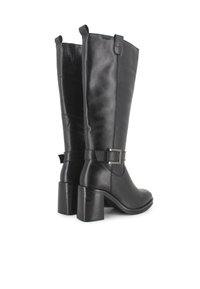 Botas de cuero negro hasta la rodilla con un tubo ancho, tacón cuadrado, detalles de hebilla lateral y tiradores en la parte superior para facilitar su uso.