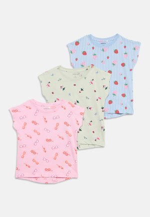 Tre magliette a maniche corte per bambini: rosa con occhiali da sole, verde chiaro con fate, a righe blu con fragole.
