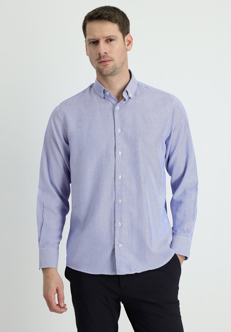 Camicia a maniche lunghe azzurra e bianca a righe con colletto, caratterizzata da una texture liscia e una vestibilità standard.