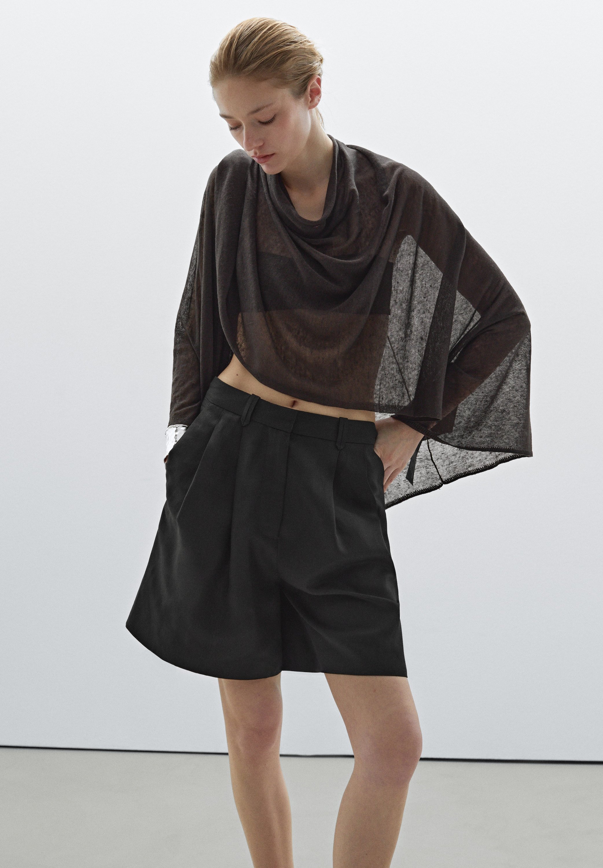 Massimo Dutti PLEATED BERMUDA - Shorts - black - Zalando