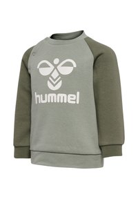 Helle grüne Sweatshirt mit dunkelgrünen Raglanärmel, ausgestattet mit einem großen weißen "hummel"-Logo und Druckknöpfen an der Schulter. Weicher Stoff.