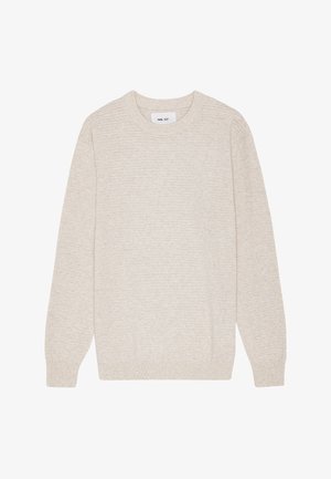 Maglione beige realizzato in tessuto morbido, con colletto rotondo a costine, maniche lunghe e una vestibilità rilassata con una leggera texture su tutta la superficie.