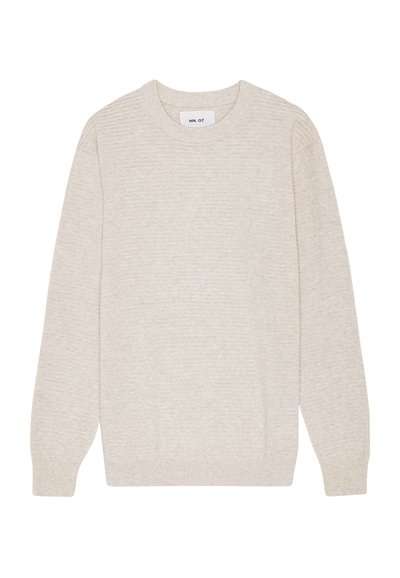 Beige sweater lavet af blødt stof, med en ribbet rund halsudskæring, lange ærmer og en afslappet pasform med en subtil struktur hele vejen igennem.