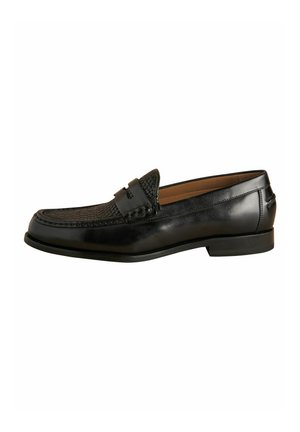 Mocasines de cuero negro con un panel tejido texturizado en el empeine, punta redondeada y un tacón bajo. Detalles de costura y acabado suave.