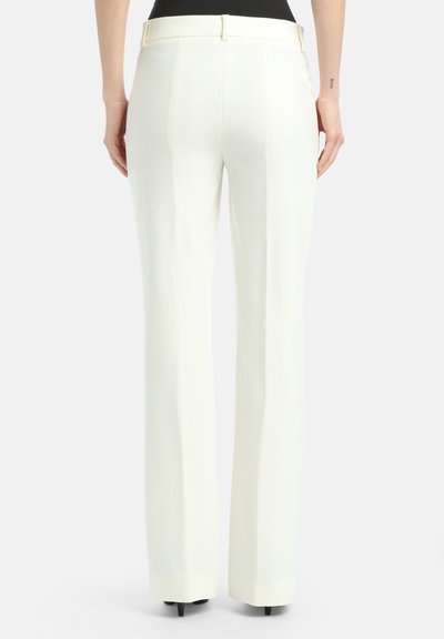 Witte op maat gemaakte broeken met een rechte poot, voorzien van een gladde textuur, riemlussen en een strakke tailleband. Minimalistische stijl.