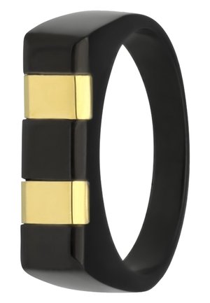 Czarny szeroki pierścień z trzema prostokątnymi złotymi akcentami rozmieszczonymi równomiernie wokół obręczy, gładkie i polerowane wykończenie.
