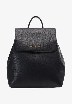 Mochila de cuero negro con acabado texturizado, cierre con solapa y logotipo en dorado, con un asa superior y bolsillos laterales.