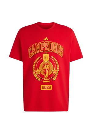 Rød T-shirt med gul grafik, der viser en trofæ, laurbærkrans, stjerner og teksten "CAMPEONES 2026" samt et lille logo over teksten.