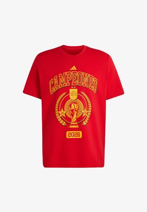 T-shirt rouge avec un graphisme jaune montrant un trophée, une couronne de laurier, des étoiles et le texte "CAMPEONES 2026" ainsi qu'un petit logo au-dessus du texte.