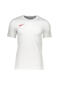 Hvid kortærmet træningsshirt med et rødt Nike-logo på højre bryst og subtile sømdetaljer foran.
