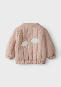 Veste rose rembourrée avec un motif matelassé, poignets élastiques et taille élastique. Le dos présente un arc-en-ciel brodé et deux nuages.