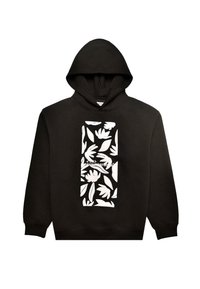 Sudadera negra con un diseño floral blanco y texto en un parche rectangular. Cuenta con un bolsillo frontal y una capucha con cordón. Material acogedor.