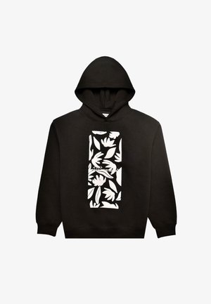 Hanorac negru cu un design floral alb și text pe o eticheta rectangulară. Dispune de o buzunar frontal și un glugă cu șnur. Material confortabil.