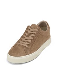 Wildleder Low-Top Sneaker in Hellbraun mit flachen Schnürsenkeln, runder Zehenpartie und strukturiertem weißen Gummisohle. Minimalistisches Design und klare Linien.