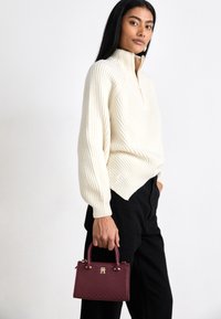 ETERNITY MICRO TOTE MONO - Håndveske - raspberry truffle