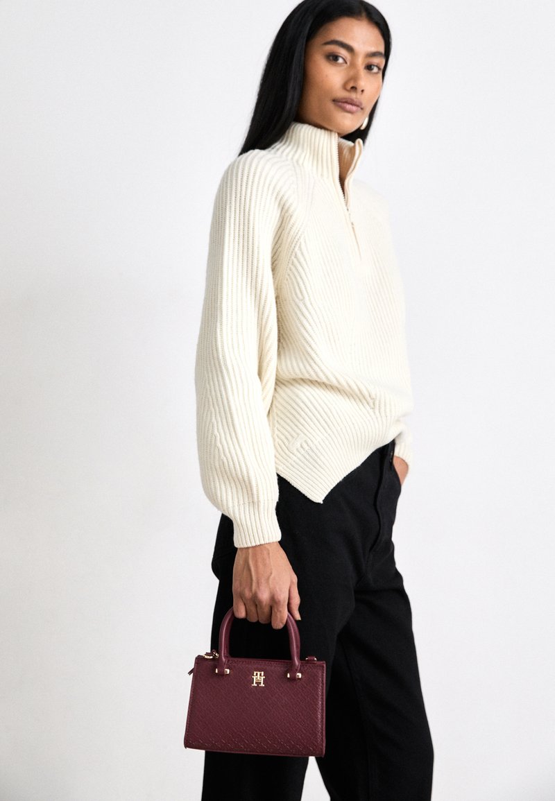 Tommy Hilfiger ETERNITY MICRO TOTE MONO - Handväska - raspberry truffle