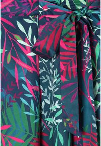 Vestido floral en azul oscuro con brillantes patrones de hojas en rosa, verde y blanco. Cuenta con una cintura atada y una textura suave.