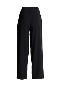 Pantaloni neri a gamba larga realizzati in un tessuto liscio con una cintura elastica e una tasca posteriore singola. Il design è minimalista e elegante.