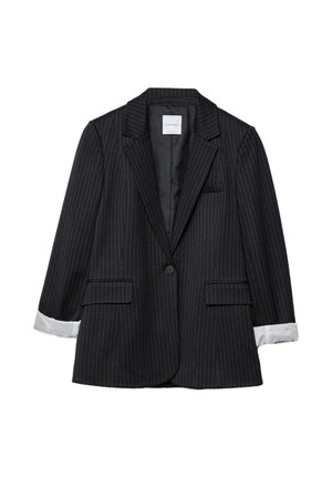 Sort blazer med nålestriber, med notch revers, enkelt knaplukning, klaplommer og hvid manchetforing synlig på ærmerne.