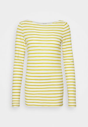 Biała koszula z długim rękawem w poziome żółte paski i okrągłym dekoltem, prezentowana na jednolitym białym tle.