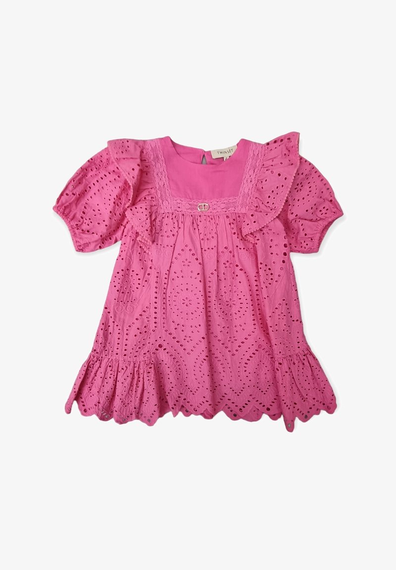 Robe rose à manches courtes en tissu ajouré avec épaules volantées, bordure en dentelle sur la poitrine et ourlet festonné, conçue pour un enfant.