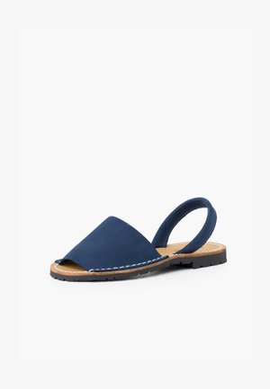 Námořnická modrá semišová sandál s otevřenou špičkou, šikmým předním designem, zadním pásem a prošívanými detaily na hnědé gumové podrážce.
