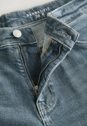 Gaišzili denima bikses ar "Barrel Fit" marķējumu. Iebūvēta metāla pogas un rāvējslēdzēja aizdare. Audums ir ar nedaudz teksturētu virsmu.