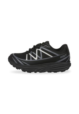 Scarpa sportiva nera con motivo a zigzag grigio, suola spessa e imbottita e lacci, mostrata dal lato esterno con marchio MBT vicino al tallone.