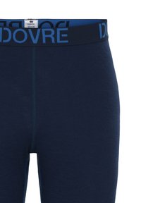 Marineblå shorts med elastisk talje og "DOVRE" logo i lys blå. Glat tekstur, tætsiddende form og forstærkede syninger.