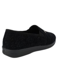 Zwarte instap schoenen met een gewoven corduroy bovenkant, elastische zijkanten en een rubberen zool. Voorzien van een klein metalen logo accent.