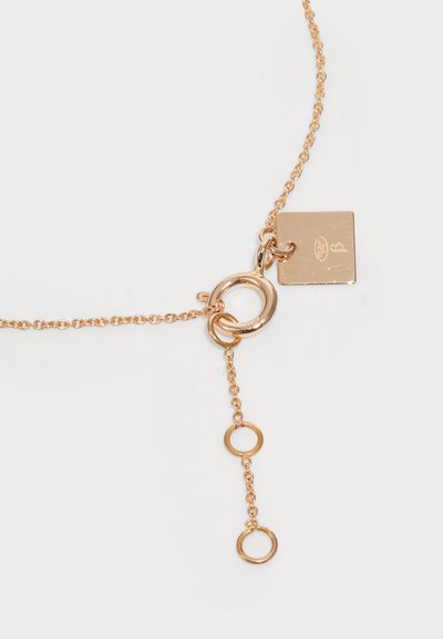 Náhrdelník z ružového zlata s štvorcovým príveskom, ktorý má hladký povrch a kruhové kovanie pre nastaviteľnú dĺžku.
