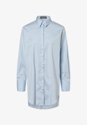 Camicia azzurro chiaro a maniche lunghe con bottoni, colletto appuntito e bottoni anteriori nascosti, progettata per una vestibilità ampia e oversize.