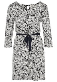 Valkoinen mekko, jossa on musta paisley-kuvio, pyöreä pääntie, kolmannen neljänneksen hiharat ja tummansininen kangasvyö, joka korostaa vyötäröä.