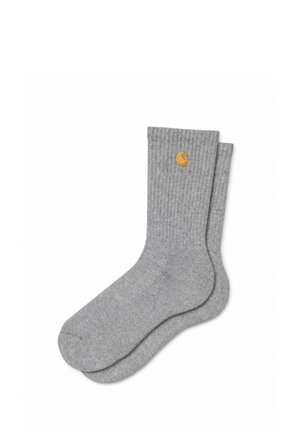 Paar hellgraue, gerippte Sneakersocken mit kleinem gelben Sticklogo nahe am oberen Rand auf weißem Hintergrund.