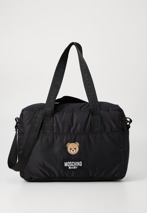 Borsa nera imbottita con doppi manici, caratterizzata da una grafica di un orso e l'etichetta "MOSCHINO BABY". Include una tracolla regolabile per maggiore versatilità.
