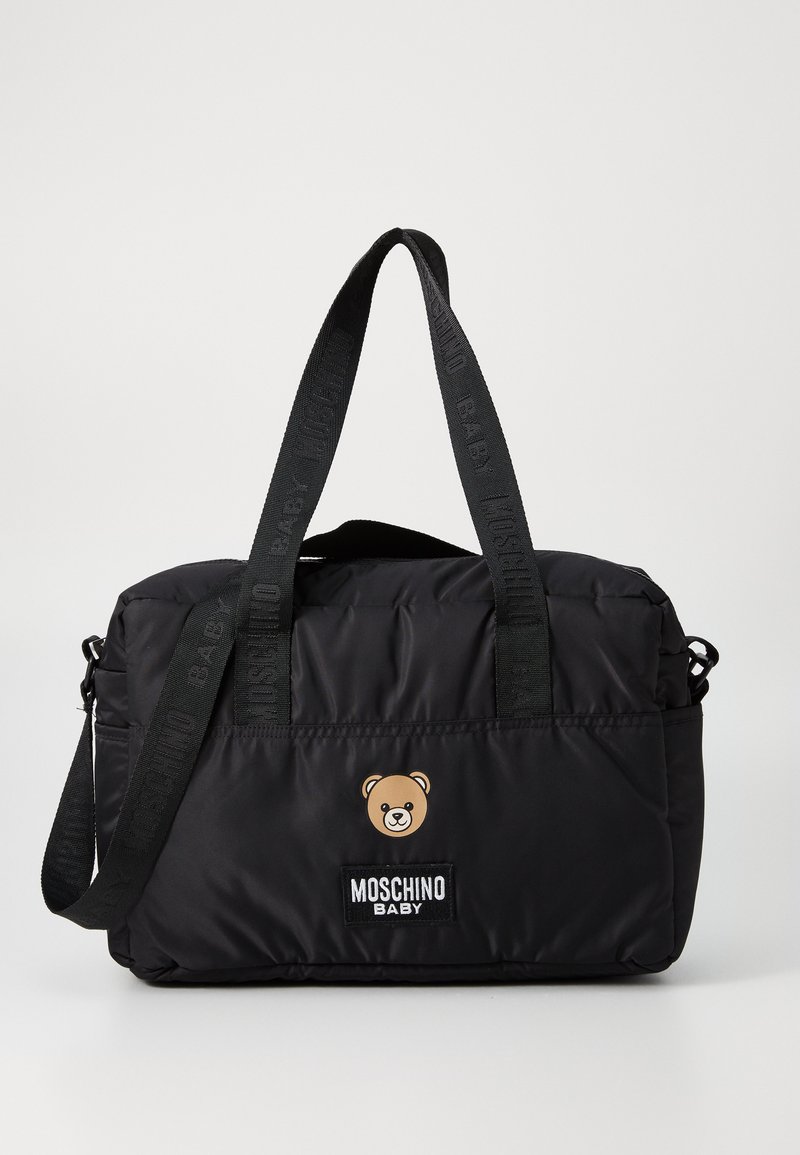 Borsa nera imbottita con doppi manici, caratterizzata da una grafica di un orso e l'etichetta "MOSCHINO BABY". Include una tracolla regolabile per maggiore versatilità.