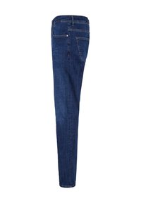 Jean slim-fit en denim bleu foncé montré de côté avec poches avant et arrière visibles et passants de ceinture sur fond blanc.