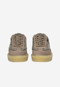 Bruine suède sneakers met een textuur van grijs stoffen paneel, platte veters en een rubberen zool met een beige accent.