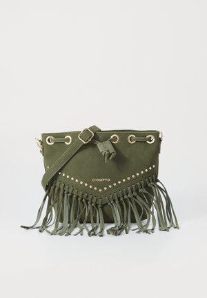 Grüne Wildleder-Handtasche mit goldfarbenen Akzenten, die Fransen am unteren Rand und dekorative Nieten auf der Vorderseite aufweist. Verstellbarer Riemen inklusive.