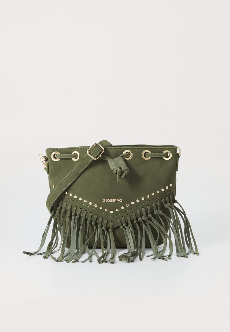 Borsa a tracolla verde in suede con dettagli in oro, caratterizzata da frange lungo il fondo e borchie decorative sul davanti. Include una tracolla regolabile.