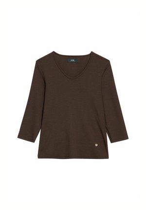 Ciemnobrązowa koszula z długim rękawem i dekoltem w szpic, z małym metalowym logo w okolicy dolnego brzegu, prezentowana na białym tle.