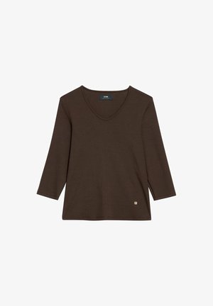 Ciemnobrązowa koszula z długim rękawem i dekoltem w szpic, z małym metalowym logo w okolicy dolnego brzegu, prezentowana na białym tle.