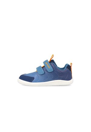 Zapatilla deportiva azul para niños con dos tiras de velcro, lengüetas de tirón naranjas y suela blanca sobre fondo blanco.