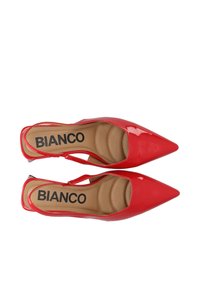 Punaiset lakatut slingback-korkokengät, joissa on kärjessä terävä muoto ja leikkuut. Sisällä on pehmustetut pohjat. "BIANCO" on painettu sisäpuolelle.