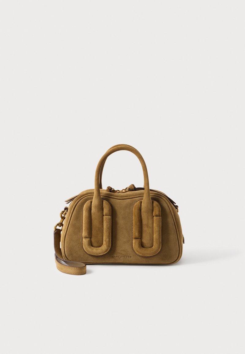 Sac à main en daim marron avec poignées arrondies et bandoulière amovible sur fond blanc.